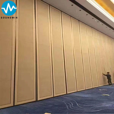 Sistema de pared divisoria móvil insonorizado para sala de banquetes