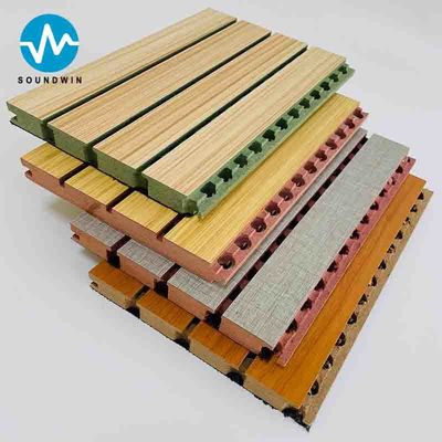 Revestimiento de pared acústico de madera con ranuras para auditorios