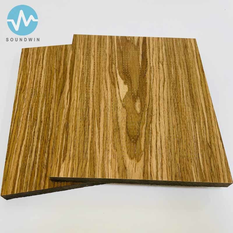 Panel de insonorización microperforado de alta calidad de madera maciza crea un ambiente cómodo para el salón convencional
